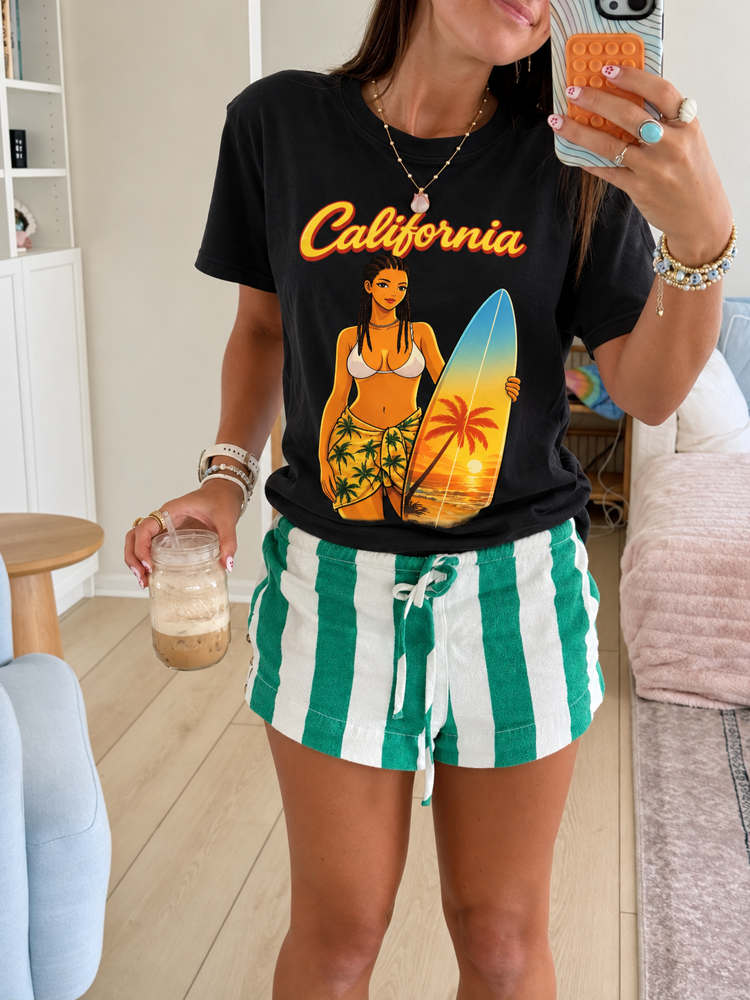 Look t-shirt oversize femme : LILA™ Boldness California Edition porté avec un short rayé